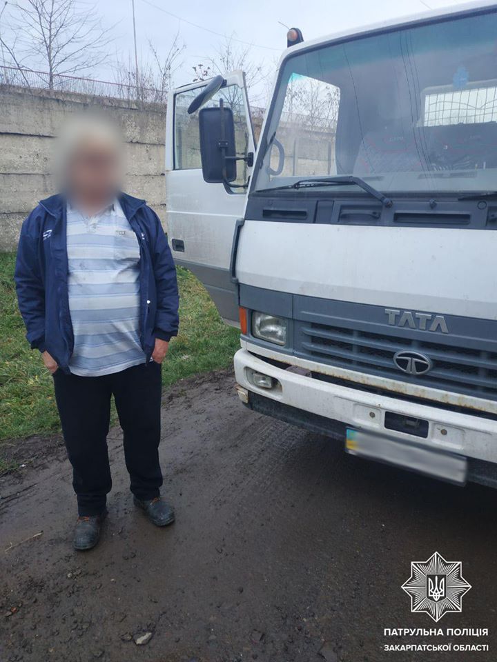 У Мукачеві розшукали водія, що пошкодив припарковане авто, втік і "після ДТП випив горілки" (ФОТО)