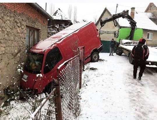 У Кривій на Хустщині мікроавтобус врізався в будинок (ФОТО)