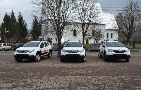 10 нових автомобілів "Рено Дастер" отримали медики Тячівщини (ФОТО)