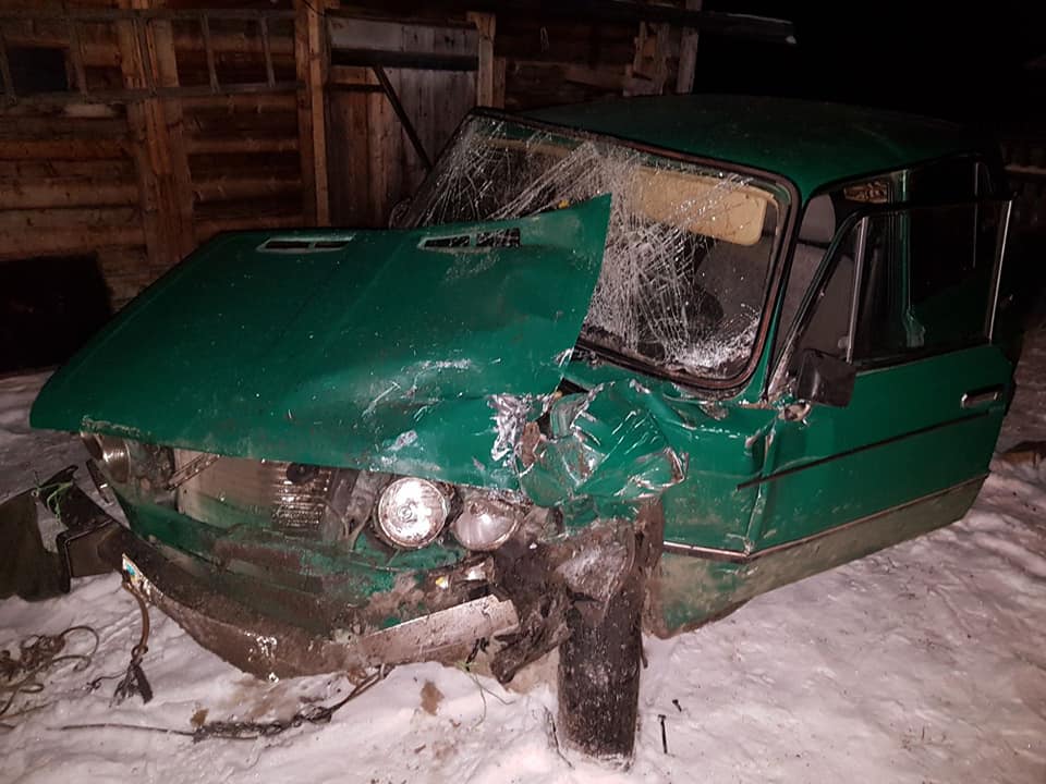 У Лугах на Рахівщині в зіткненні  Меrcedes-а Sprinter-а і ВАЗа постраждали водій та дві пасажирки легковика (ФОТО)