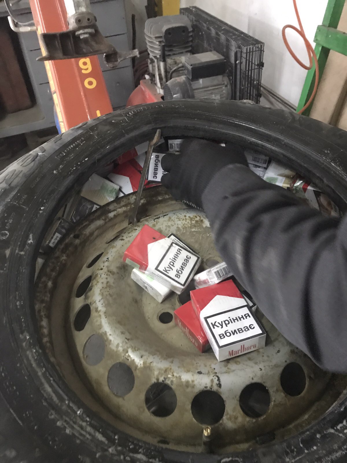 У "запасці" водія "Фольксвагена", що перетинав кордон на Закарпатті, знайшли 216 пачок сигарет (ФОТО)