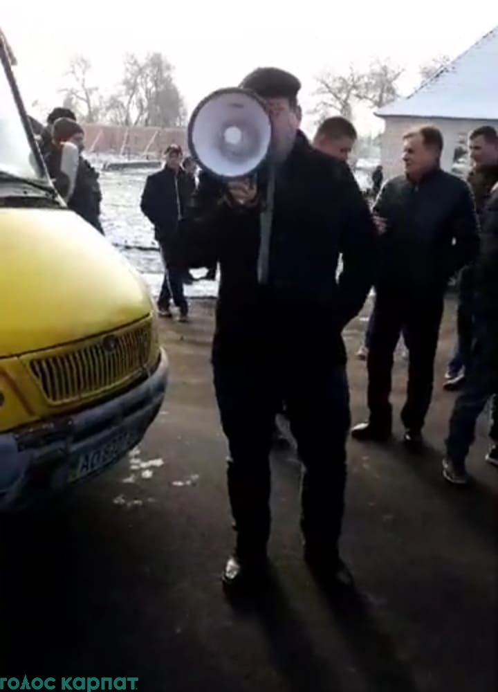 На Іршавщині, в Сільці люди перекрили дорогу на знак протесту проти закриття райлікарні (ФОТО)