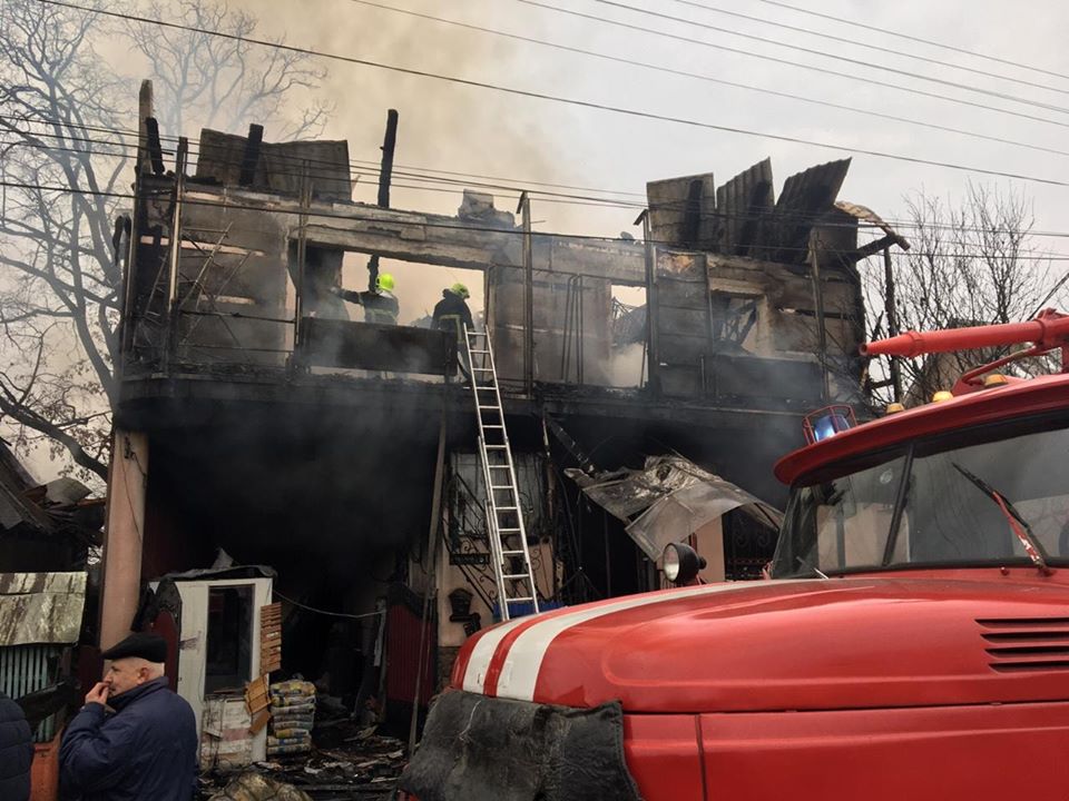 ФОТОФАКТ. Рятувальники показали світлини наслідків пожежі у Буштині