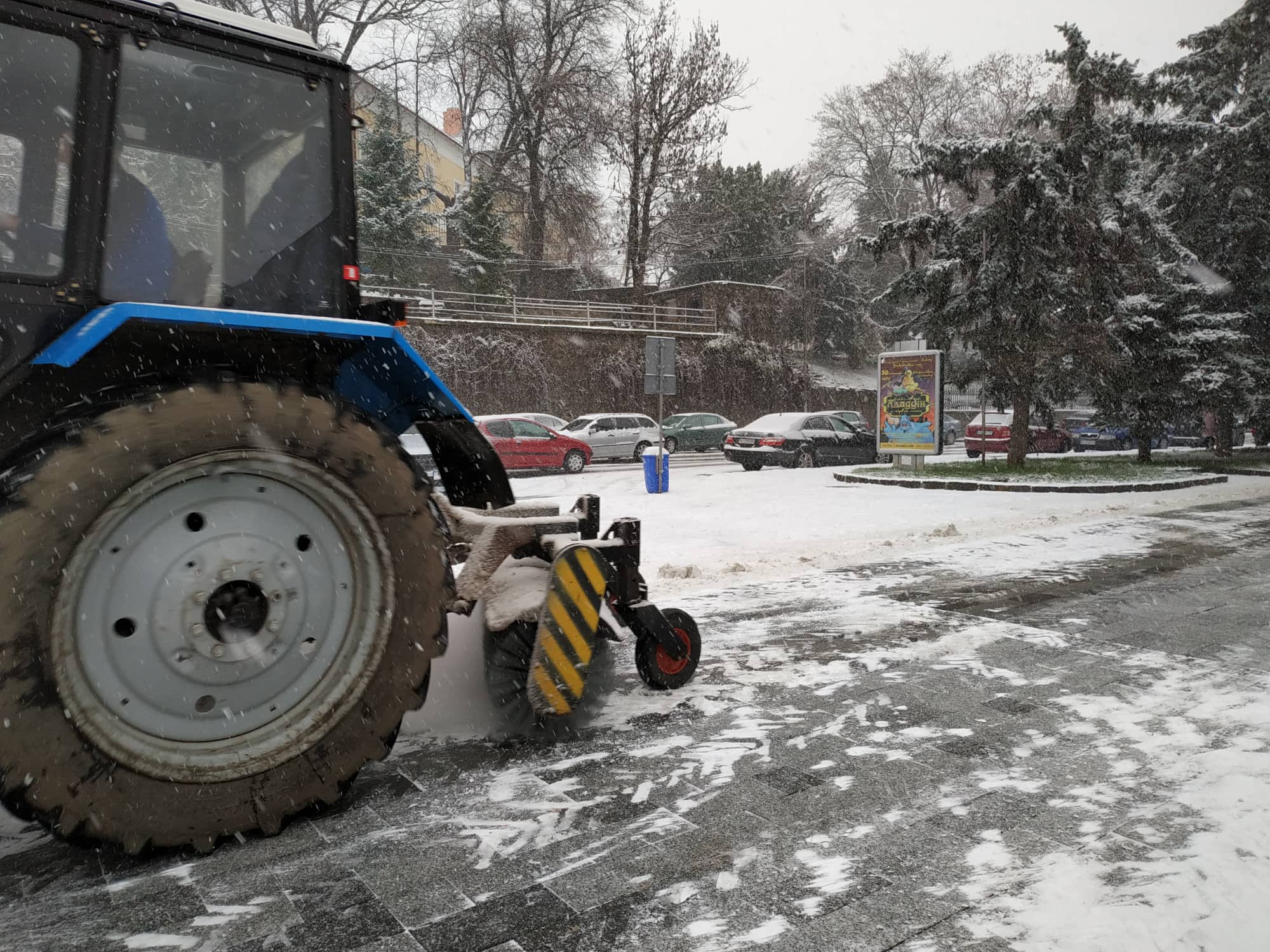 В Ужгороді через погіршення погодніх умов працює снігоприбиральна техніка (ФОТО)