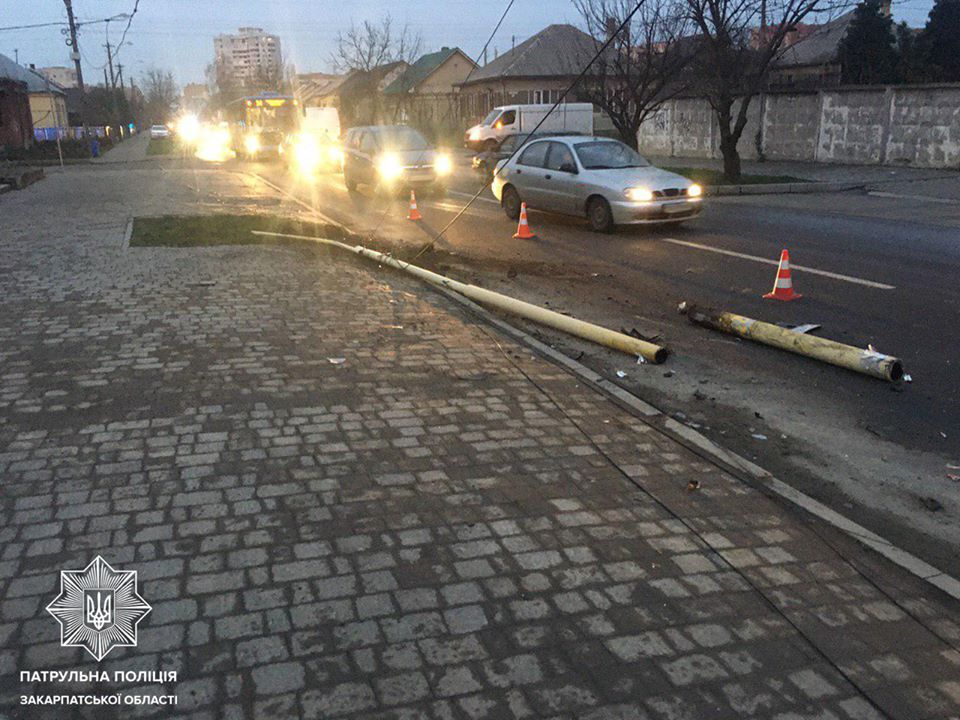 В Ужгороді п'яний водій BMW зніс електроопору (ФОТО)