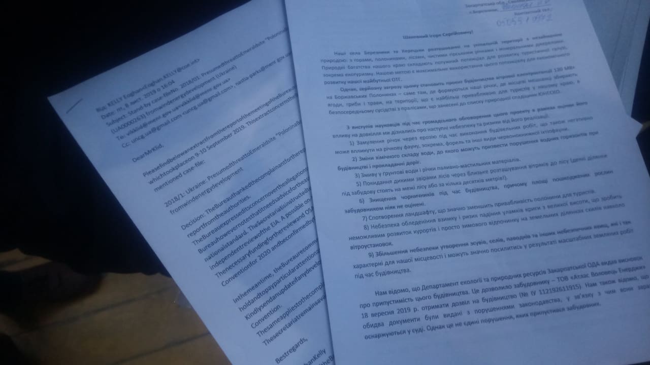 У Березниках на Свалявщині передали нардепам звернення щодо недопущення ВЕС на Боржаві, суд по якій відбудеться завтра (ФОТО)