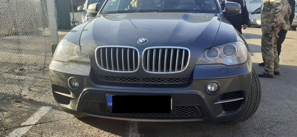 Українець спробував заїхати в Україну на Закарпатті на викраденому у Франції BMW (ФОТО)