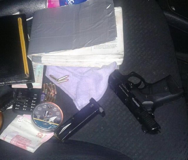 На Іршавщині під час огляду зупиненого автомобіля поліцейські знайшли пістолет і метамфетамін (ФОТО)