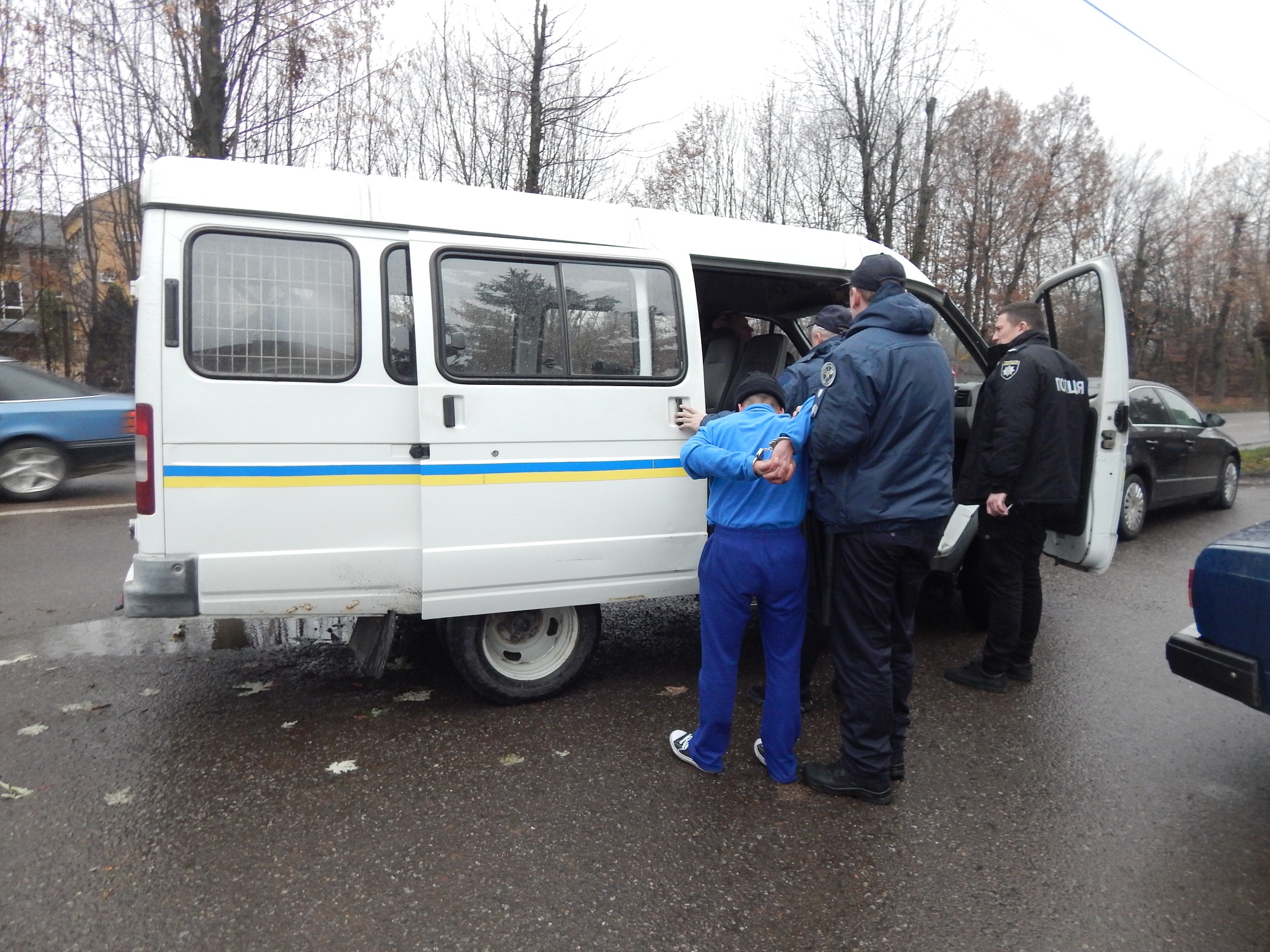 В Ужгороді затримали чоловіка, що саме зламував замок в авто поблизу будівлі суду (ФОТО)
