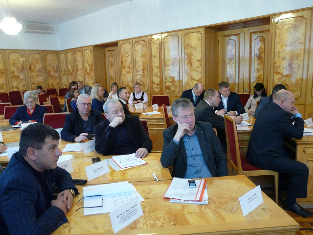 В Ужгороді влаштували "круглий стіл" із обговорення концептуальних засад проведення державного фінаудиту місцевих бюджетів (ФОТО)
