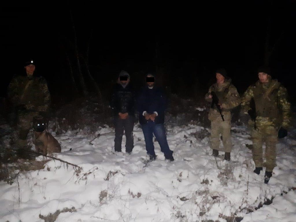 У лісі на Великоберезнянщині затримали двох узбеків-нелегалів (ФОТО)