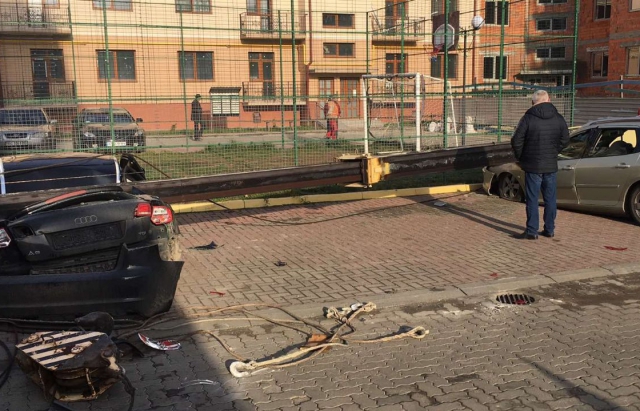 В Ужгороді на будівництві  стріла крану впала на дві припарковані автівки (ФОТО)