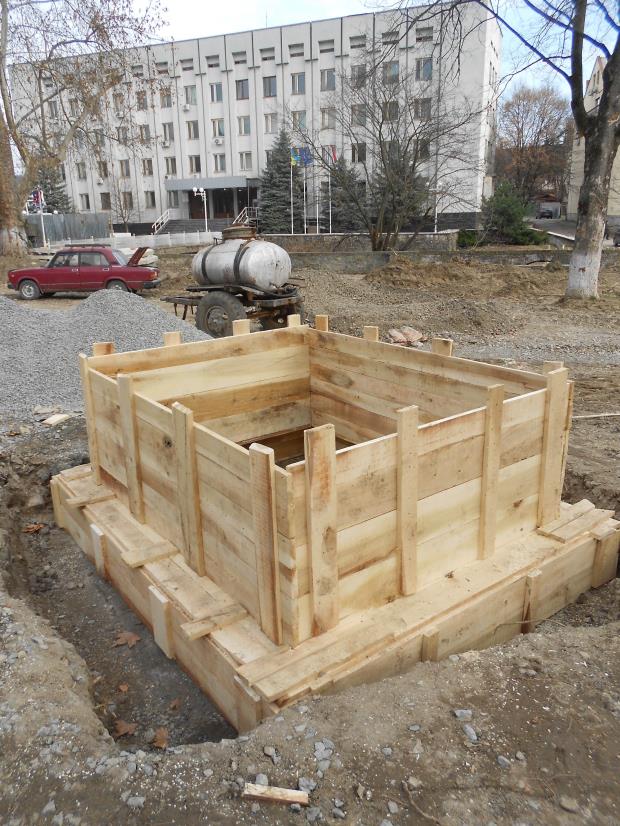 У сквері "Будапешт" в Берегові споруджують постамент для кінної статуї Ференца Ракоці ІІ (ФОТО)
