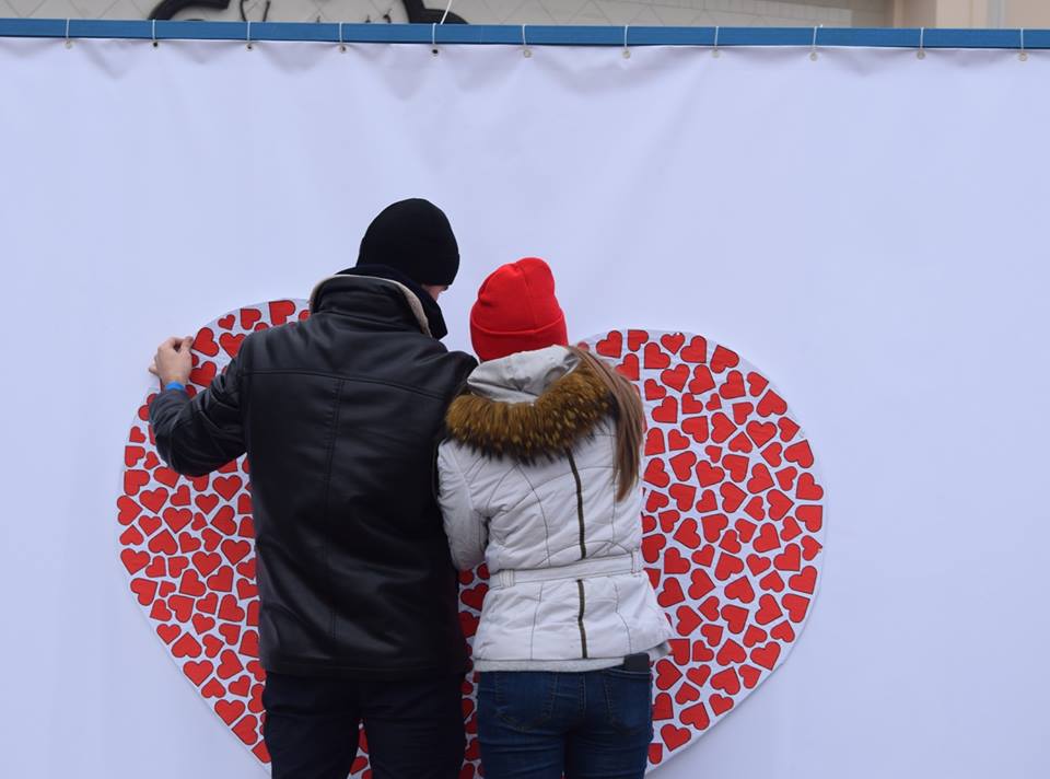 В Ужгороді провели акцію на підтримку сімейних цінностей, кохання, збереження щирих стосунків у родинах (ФОТО)