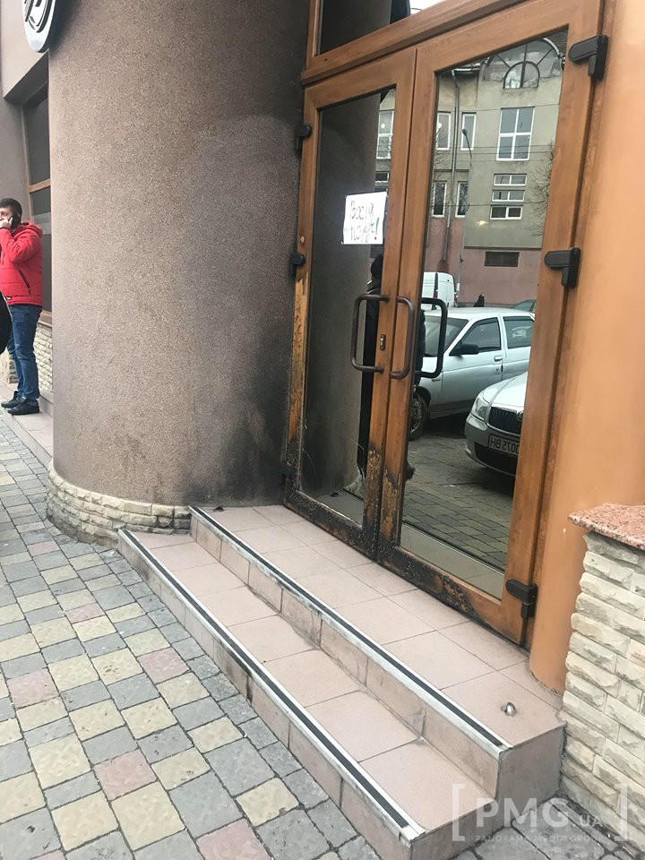 У Мукачеві невідомі підпалили двері ресторану "Trattoria" (ФОТО)