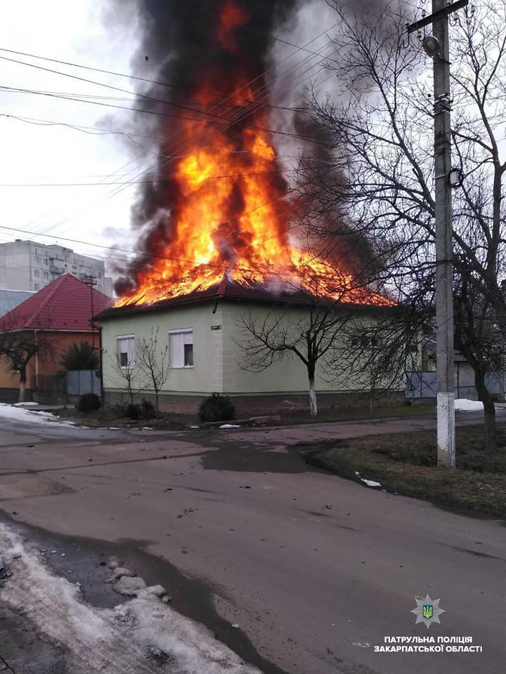 У момент, коли в Мукачеві палав дах будинку, люди всередині навіть не підозрювали про пожежу (ФОТО)