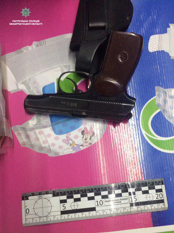 В Ужгороді у ймовірного "супермаркетного" крадія знайшли пістолет (ФОТО) 