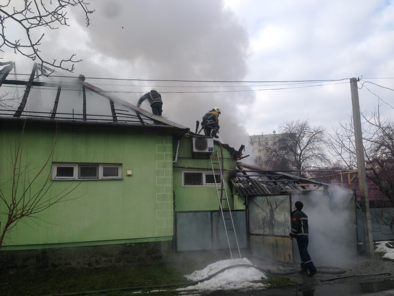 У Мукачеві під час значної пожежі в гаражі згоріло авто, вогонь перекинувся на будинок (ВІДЕО)