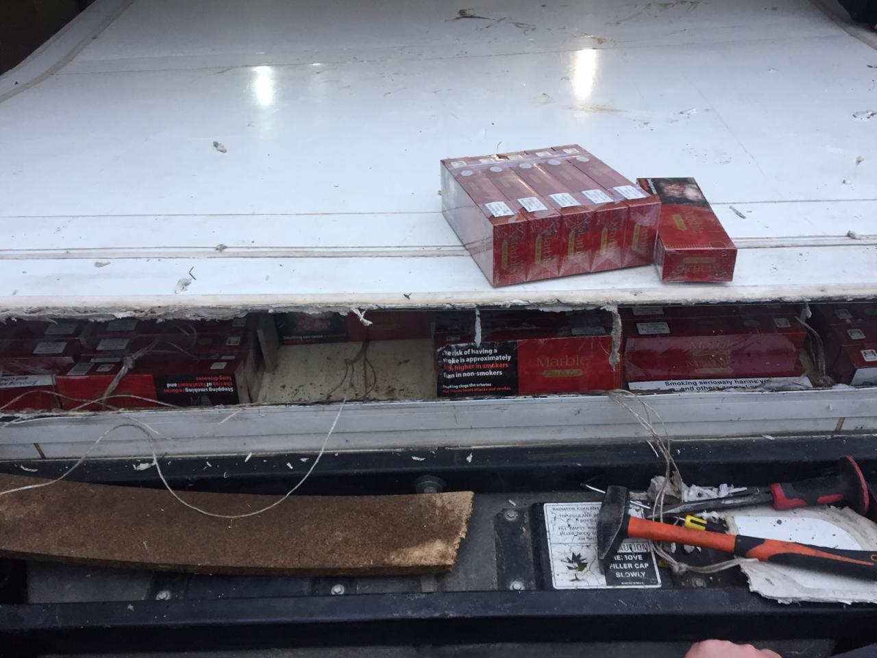 У причепі вантажівки, що везла з Борисполя у Румунію вантаж штучних оболонок для ковбас, виявили 21 300 пачок сигарет (ФОТО)