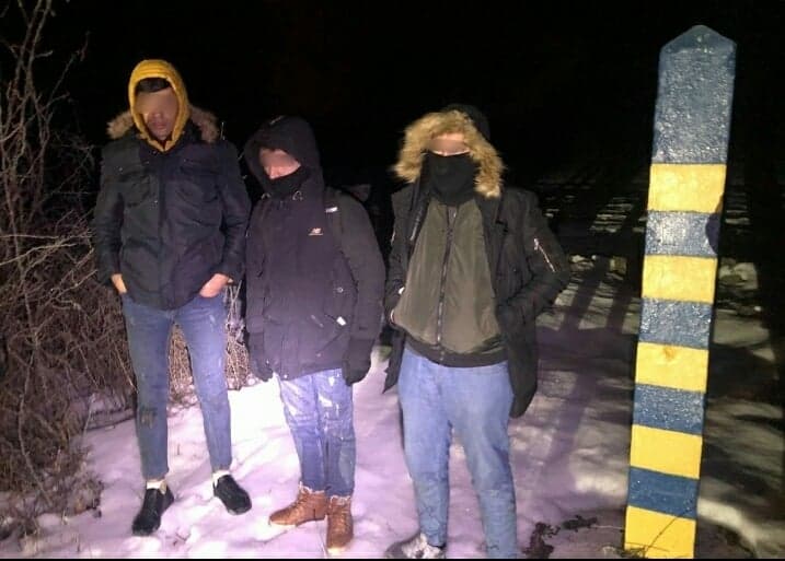 Трьох іракців, що намагалися вночі нелегально перетнути кордон, затримали на Ужгородщині (ФОТО)