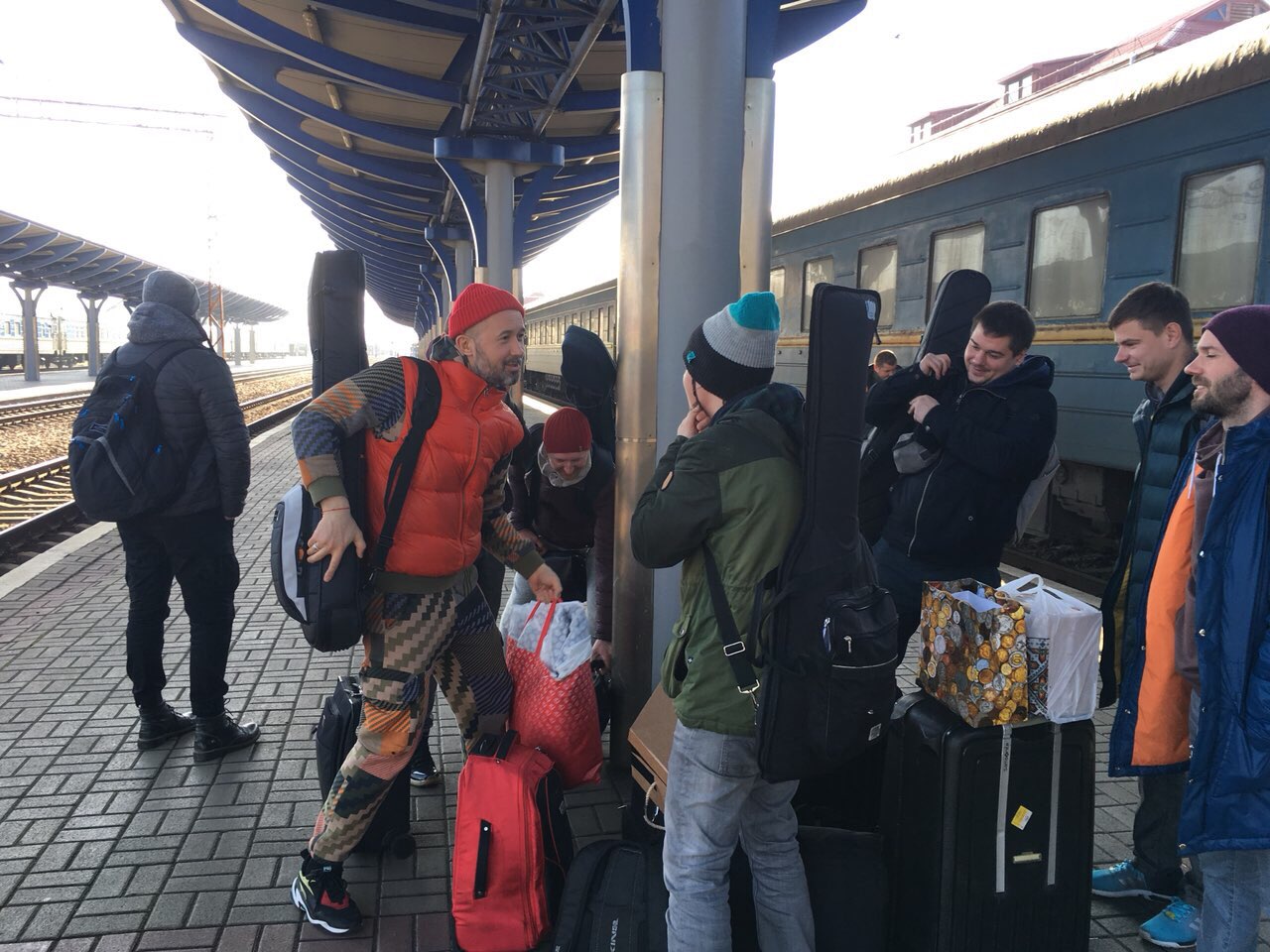 ФОТОФАКТ. Бабкін приїхав на концерт в Ужгород потягом, з музикантами"5'nizza" і нагадав про подарунок закоханим (ФОТО)