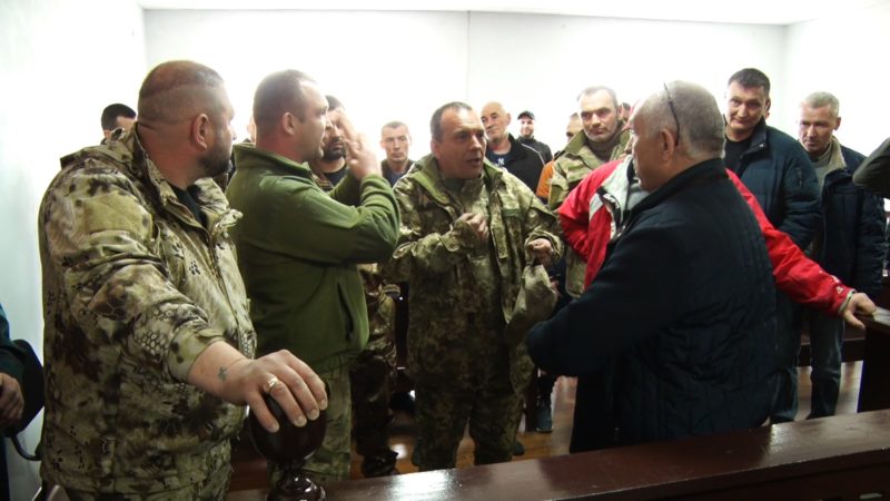 У Хусті ветерани АТО під судом влаштували акцію проти псевдоактивіста "Доста" Бовкуна (ВІДЕО)
