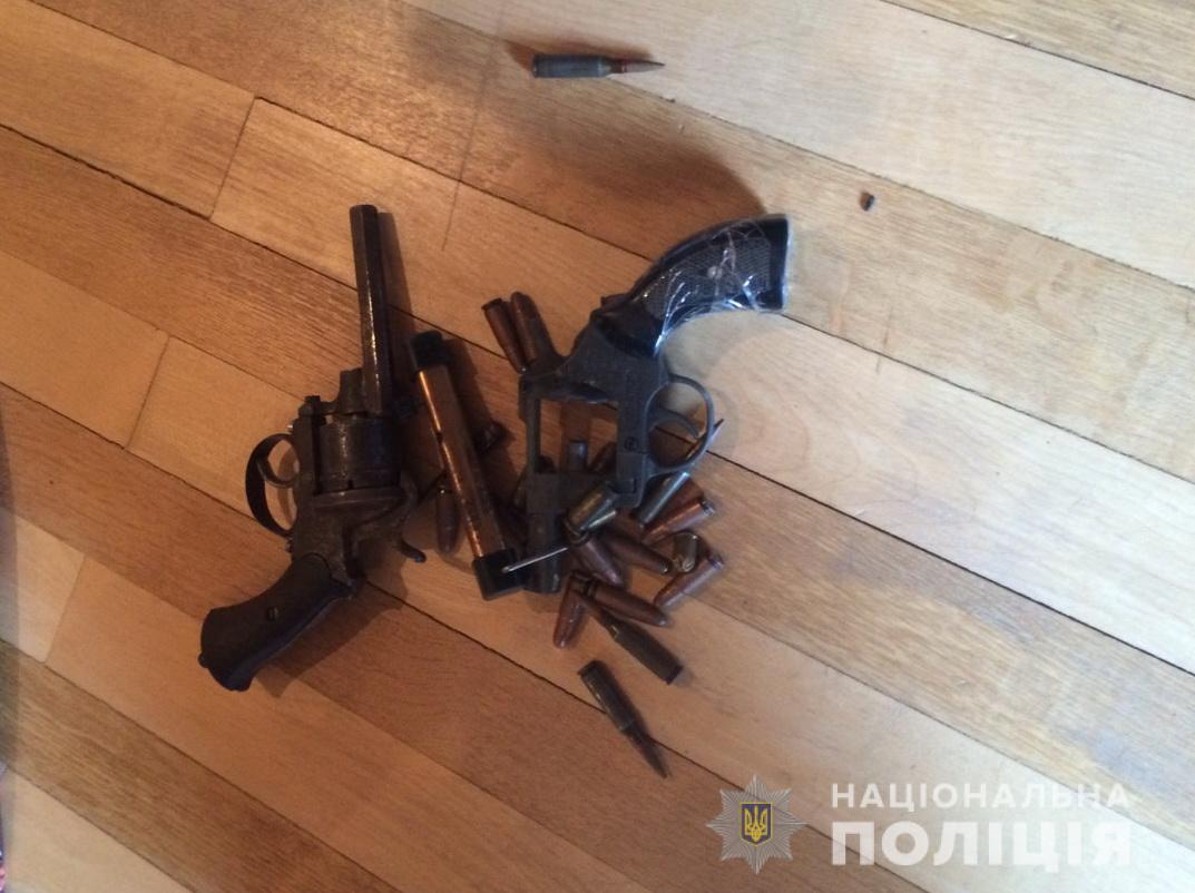 Під час обшуку оселі мешканця Мукачівщини виявили револьвери та набої (ФОТО)