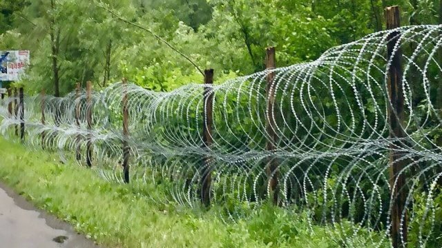 У Діловому місцеві контрабандисти не дають прикордонникам будувати захисний паркан на кордоні (ВІДЕО)