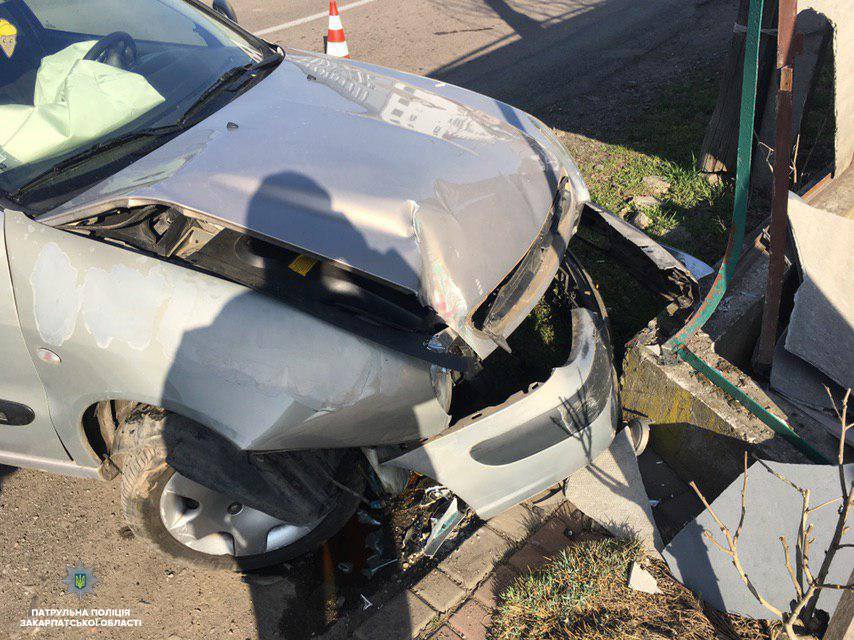 У Мукачеві водійка з двома дітьми в салоні авто не впоралася з керуванням та врізалася в паркан (ФОТО)