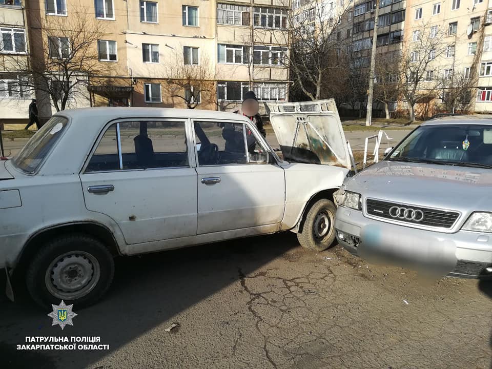 В Ужгороді 17-річний нетверезий юнак за кермом "Ауді" зіткнувся із ВАЗом (ФОТО)