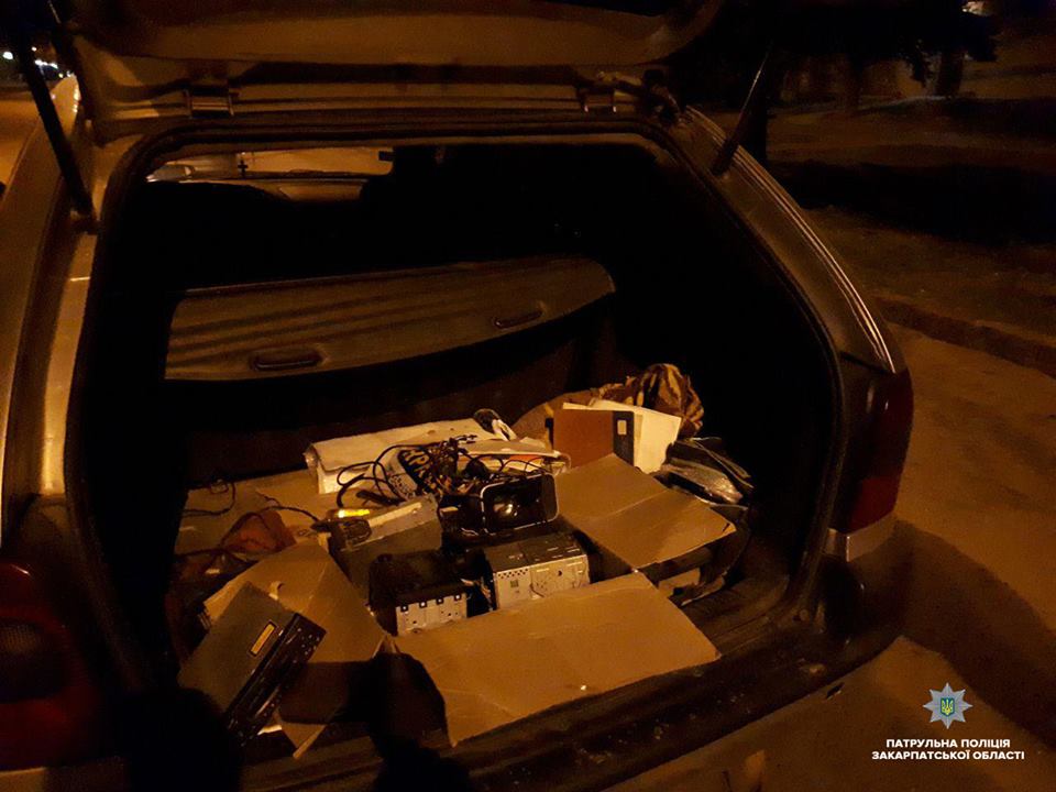 В Ужгороді вночі зупинили дві автівки, в яких перевозили імовірно викрадені автомагнітоли (ФОТО)