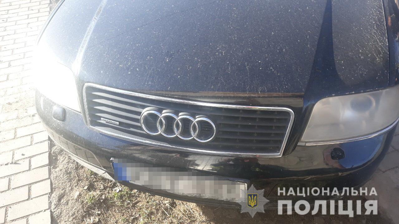 На Ужгородщині п'яний водій Аudі врізався у припаркований на узбіччі ВАЗ