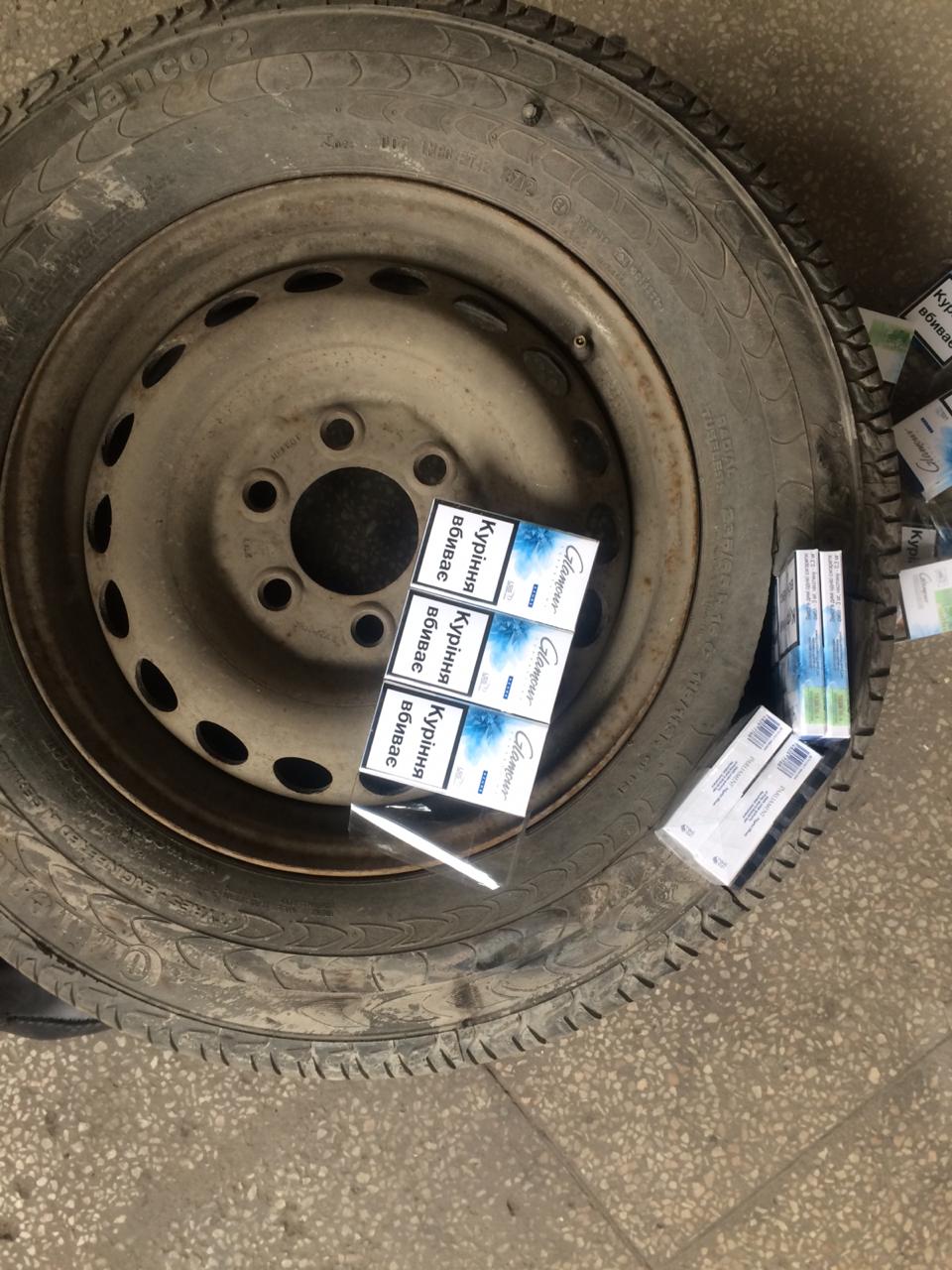 У ПП "Тиса" виявили мікроавтобус з контрабандними сигаретами в "запасці" (ФОТО)