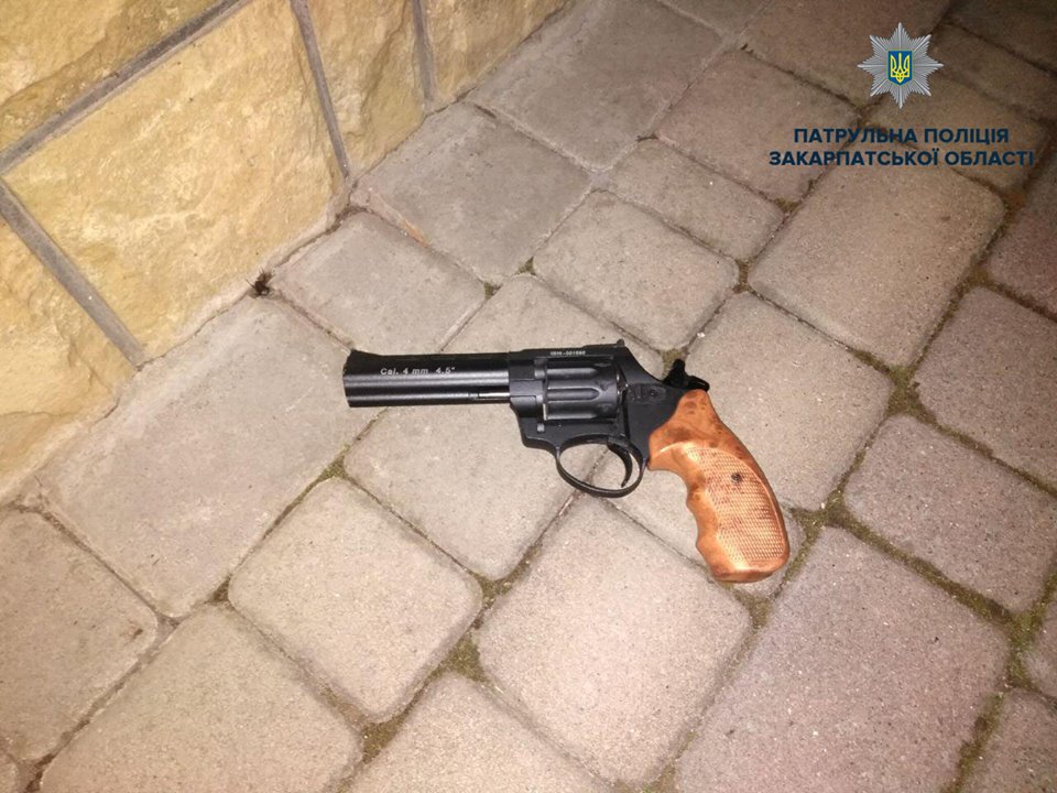 У Мукачеві затримали нетверезого чоловіка, що стріляв і погрожував убивством домочадцям