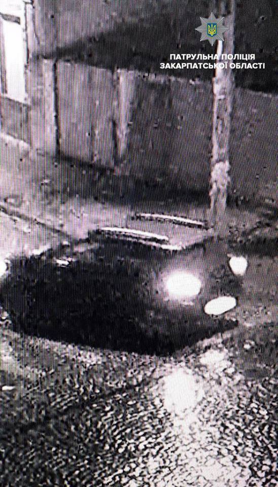 У Мукачеві розшукують водія синього авта, що пошкодив іншу припарковану автівку (ФОТО)