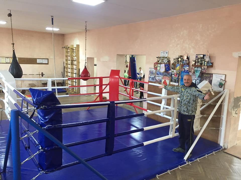 У Мукачеві облаштували боксерський ринг для молоді (ФОТО)
