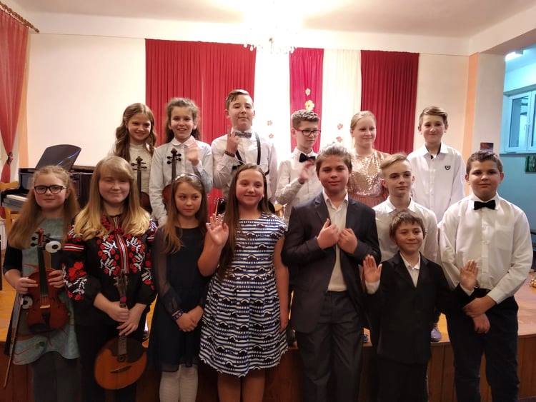 Юні ужгородські музиканти вже всьоме з концертом відвідали школу мистецтв у словацьких Великих Капушанах (ФОТО)