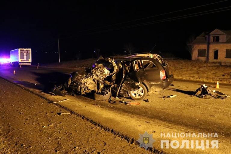 У страшній ДТП на Прикарпатті загинув водій із Закарпаття, ще двоє краян-пасажирів і четверо буковинців травмовано (ФОТО)