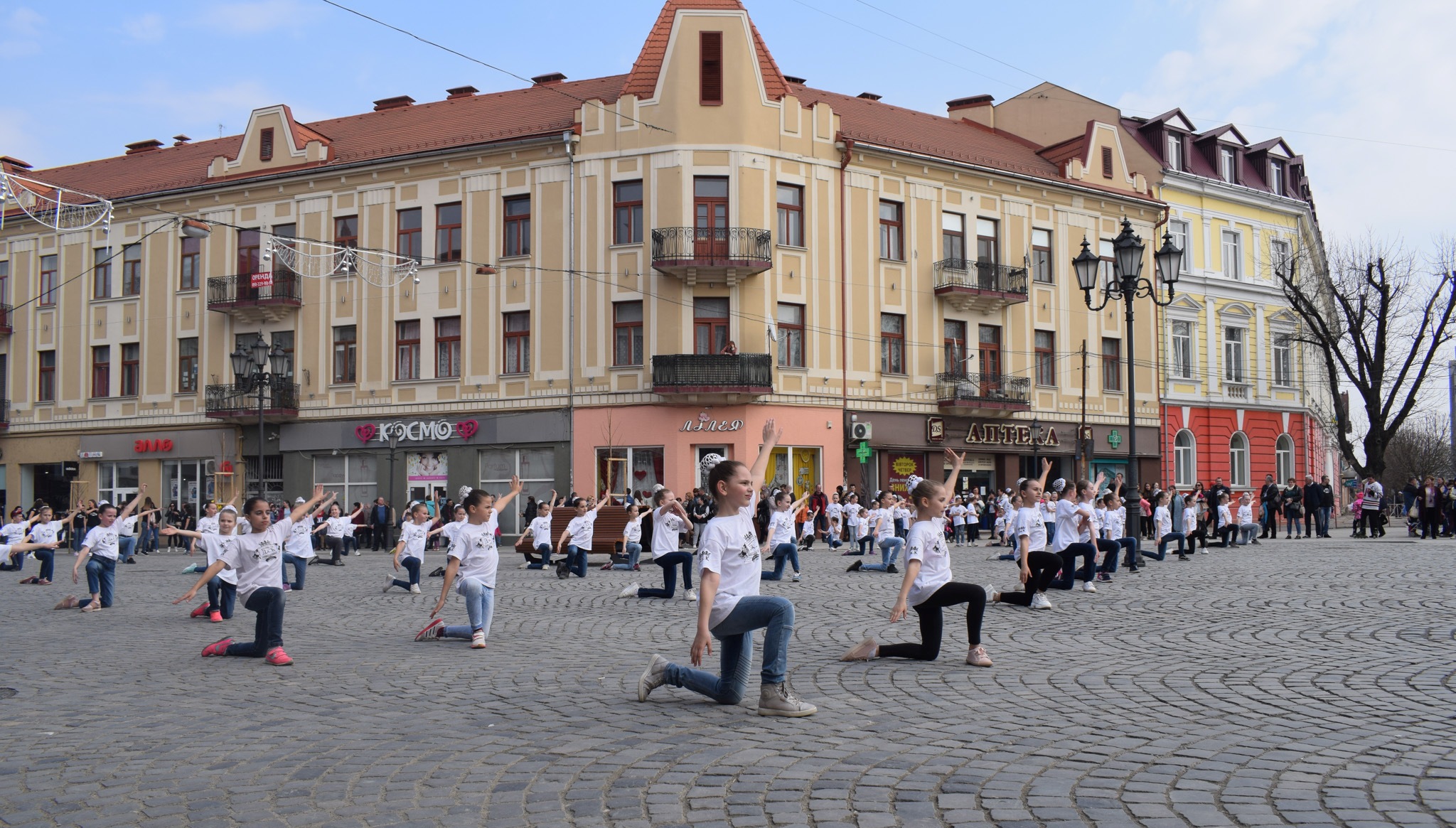 В Ужгороді провели масштабний танцювальний флешмоб від "Джерелець Карпат" (ФОТО)