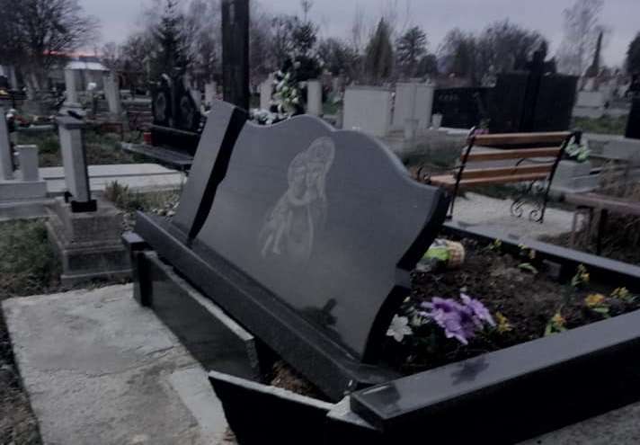 ФОТОФАКТ. На цвинтарі в Мукачеві невідомі розтрощили надмогильні пам’ятники 