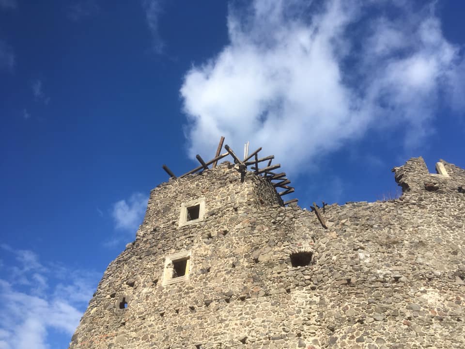 Під натиском вітру дах вежі Невицького замку на Ужгородщині таки обвалився (ФОТО)