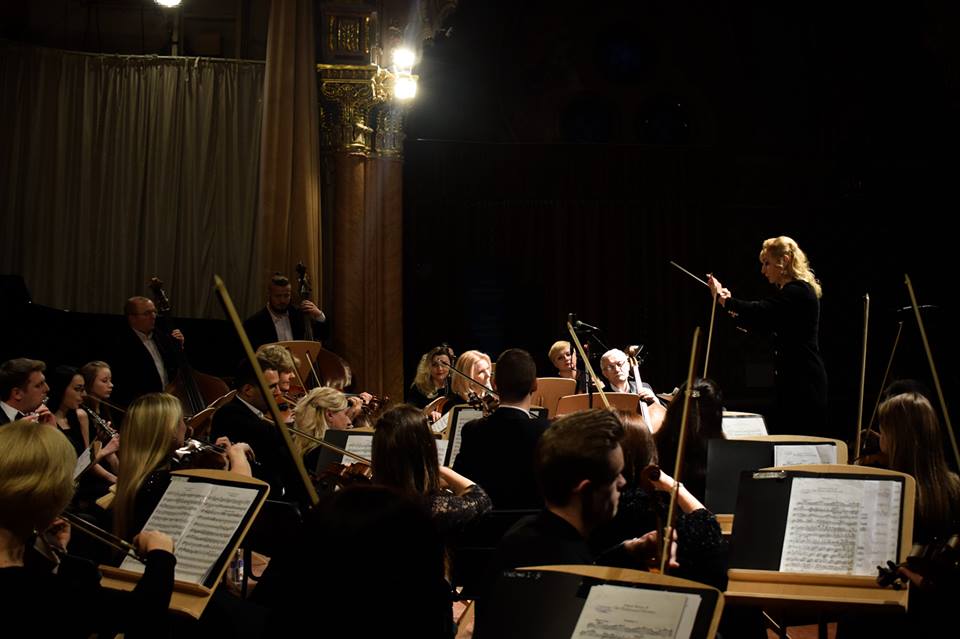 Симфонічний оркестр обласної філармонії привітав в Ужгороді жінок із 8 березня "Мелодіями кохання"  (ФОТО)