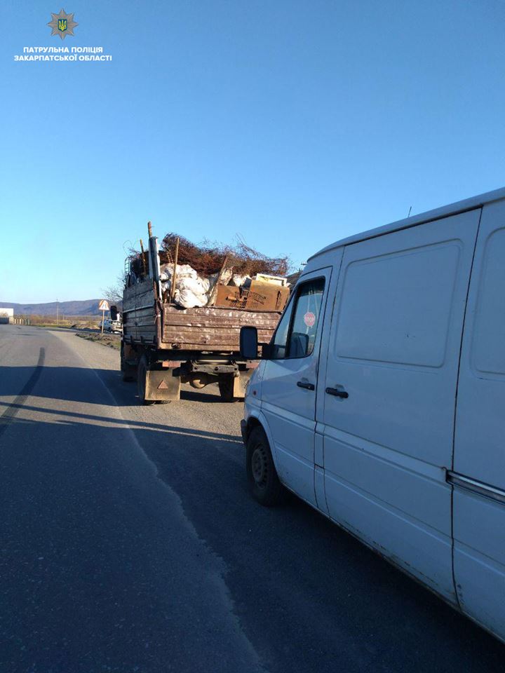 На Виноградівщині затримали ГАЗ та вантажний фургон "Мерседес" із металобрухтом без документів (ФОТО)