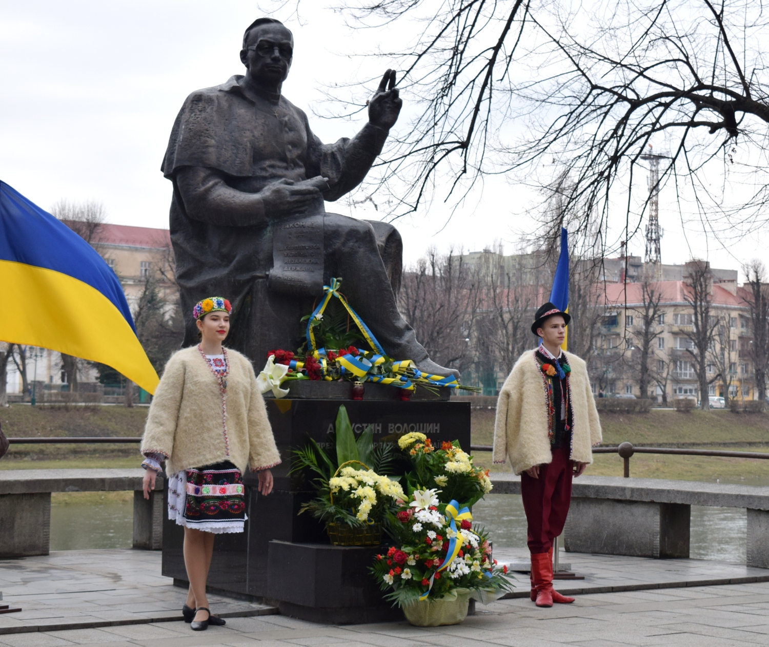 В Ужгороді відбулася урочиста церемонія покладання квітів до пам'ятника Августину Волошину (ФОТО)