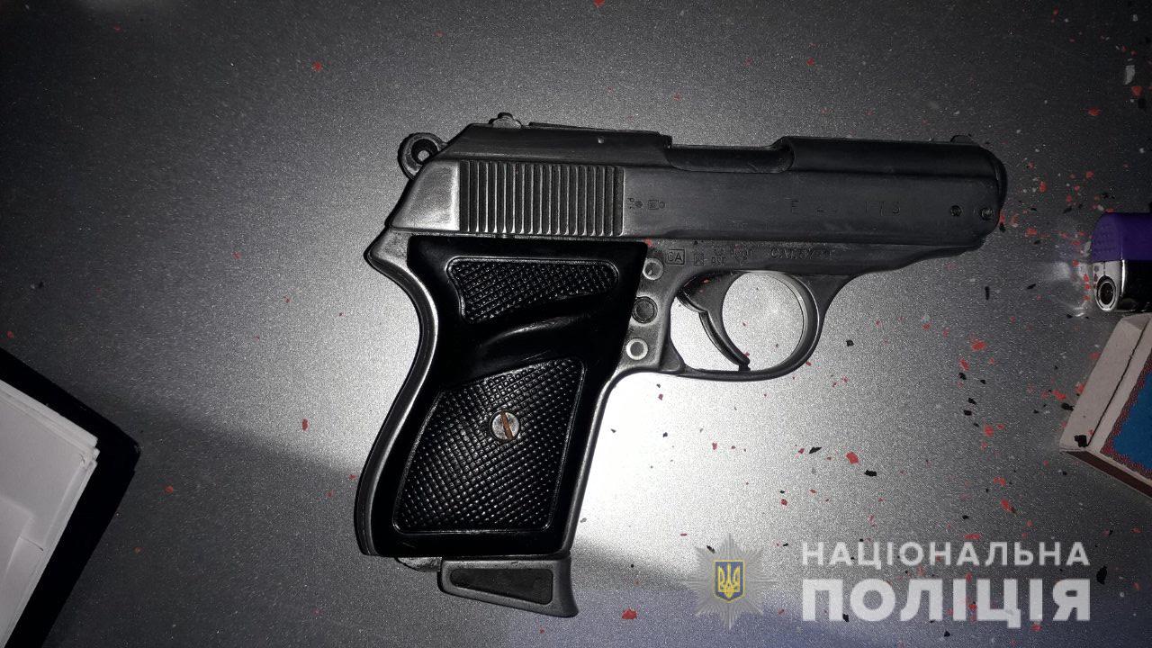 У пасажира автівки, що порушила ПДР на Мукачівщині, знайшли та вилучили пістолет (ФОТО)