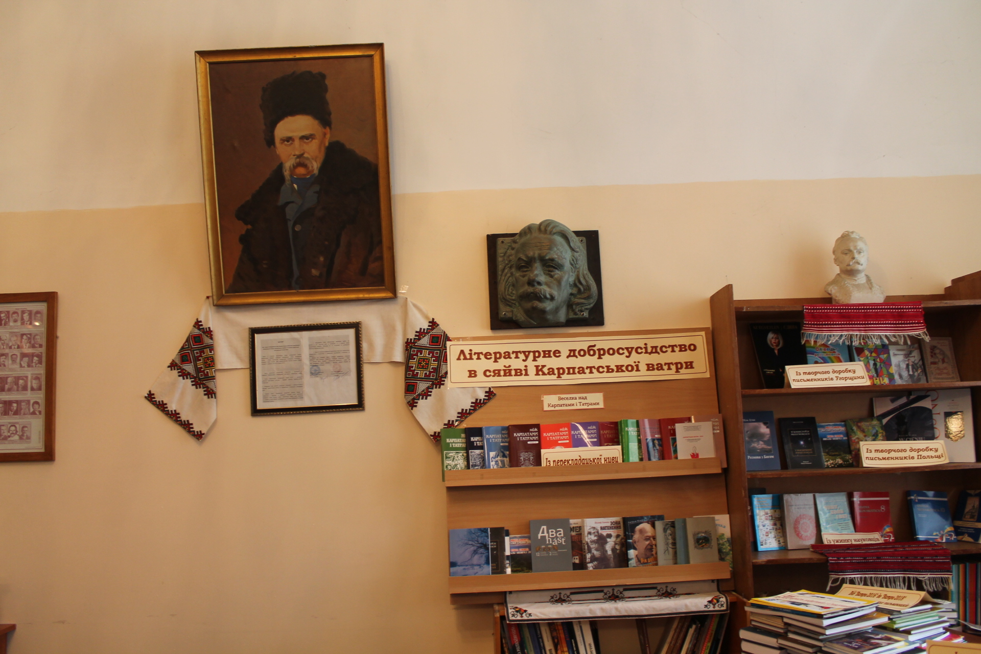 У народному музеї літератури Закарпаття в Ужгороді діють одразу кілька нових книжкових виставок (ФОТО)