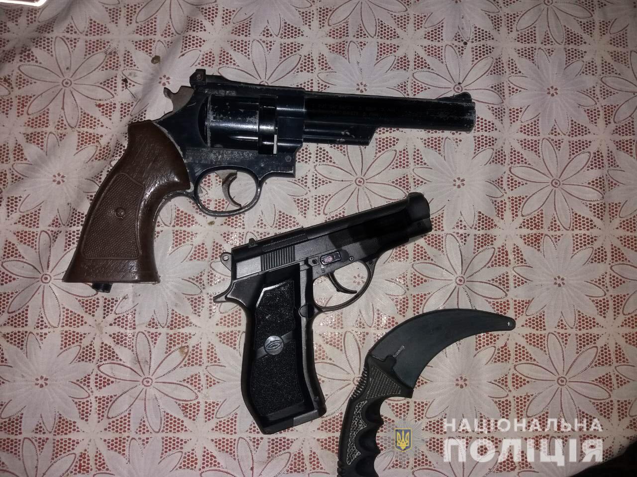 На Іршавщині у раніше судимого юнака знайшли вдома пістолет та револьвер (ФОТО)