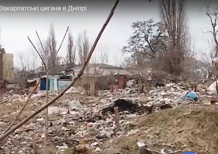 Закарпатські цигани в Дніпрі: Будинки з лахміття, зграї собак та величезні гори сміття (ВІДЕО)