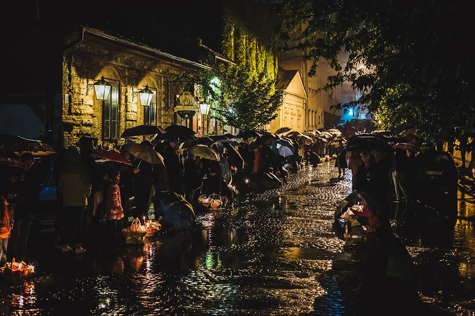 В Ужгороді паски святили під зливовим дощем (ФОТО)