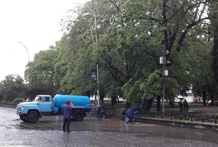 ФОТОФАКТ. В Ужгороді відкачували воду на затопленій зливою площі Петефі